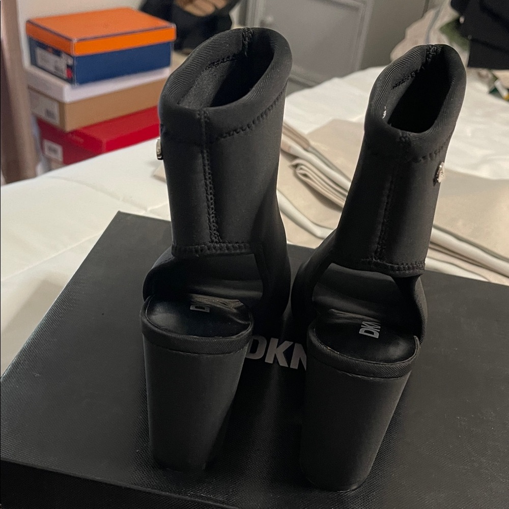 DKNY Elegant Black Heeled peep toe Boots - Picture 8 of 8